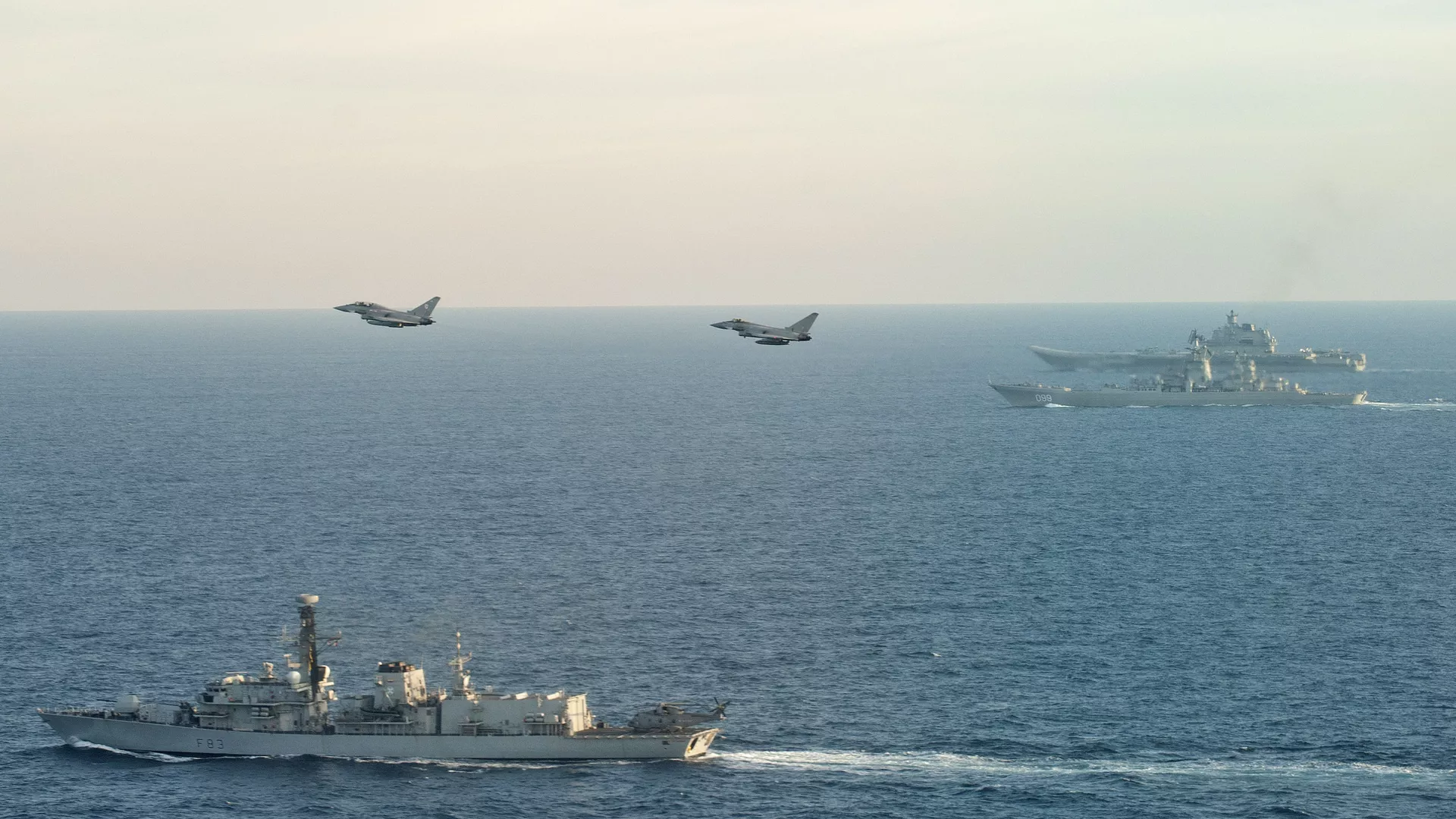Британские ВМС и ВВС сопровождают авианосец Адмирал Кузнецов 