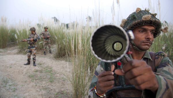 Indian army soldiers patrol near the highly militarized Line of Control dividing Kashmir between India and Pakistan, in Pallanwal sector, about 75 kilometers from Jammu, India, Tuesday, Oct. 4, 2016 - اسپوتنیک افغانستان  