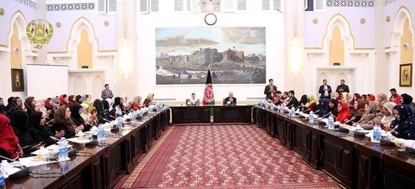 اشرف‌غنی به صدای بیوه ‌زنان گوش می‌دهد - اسپوتنیک افغانستان  