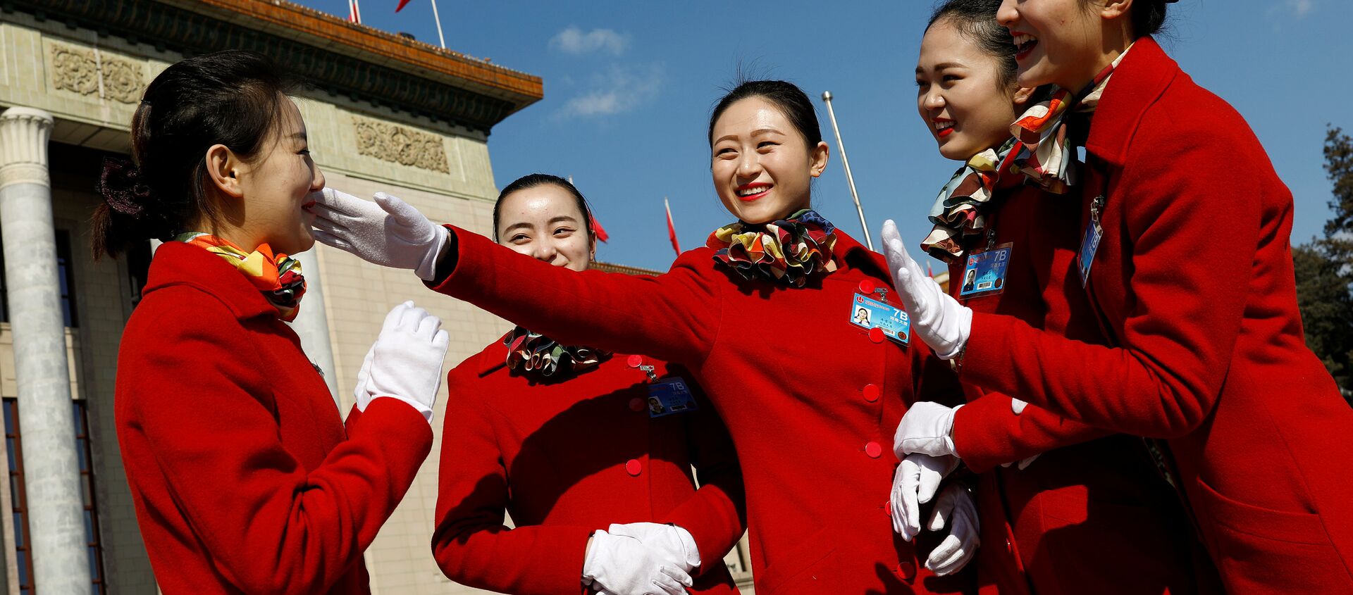 Hotel guides pose for pictures at the Tiananmen Square during the opening session of the National People's Congress (NPC) outside the Great Hall of the People in Beijing, China, March 5, 2017. - اسپوتنیک افغانستان  , 1920, 02.02.2018