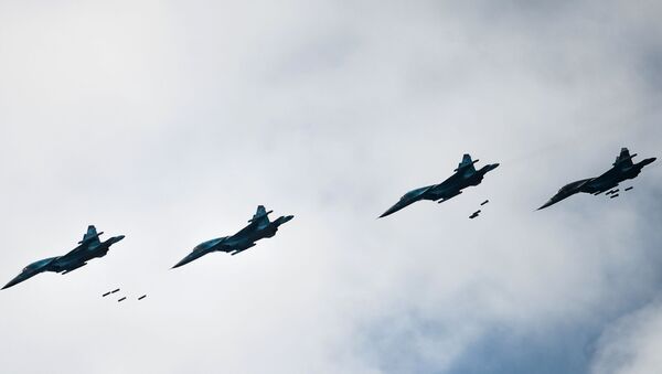 Самолеты Су-34 во время показательных выступлений на всероссийском этапе международного конкурса Авиадартс-2015 в Воронеже - اسپوتنیک افغانستان  