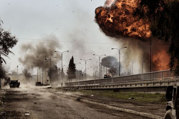 دود و آتش پس از انفجار یک موتر در موصل ، عراق - اسپوتنیک افغانستان  