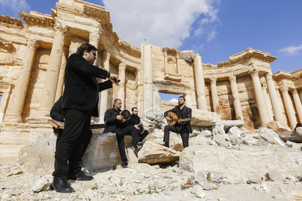 نوازندگان سوریه در  آمفی تئاتر روم تخریب شده، در پالمیرا - اسپوتنیک افغانستان  