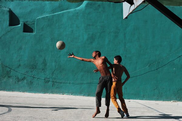 پسران  هنگام بازی بسکتبال در منطقه مسکونی قدیمی هاوانا - اسپوتنیک افغانستان  