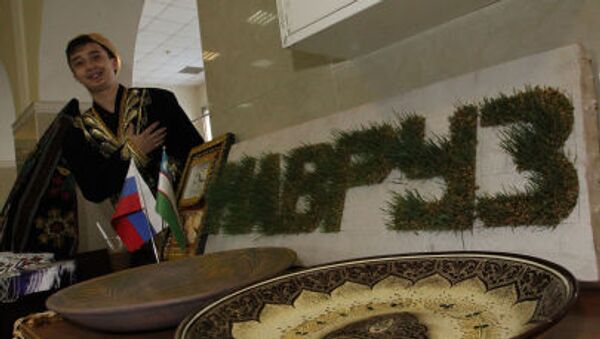 Выставка образцов узбекских народных промыслов во время празднования мусульманского праздника Навруз во Владивостоке - اسپوتنیک افغانستان  