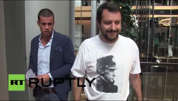 نماینده ایتالیا با تی شرت دارای تصویر پوتین به پارلمان اروپا آمد - اسپوتنیک افغانستان  