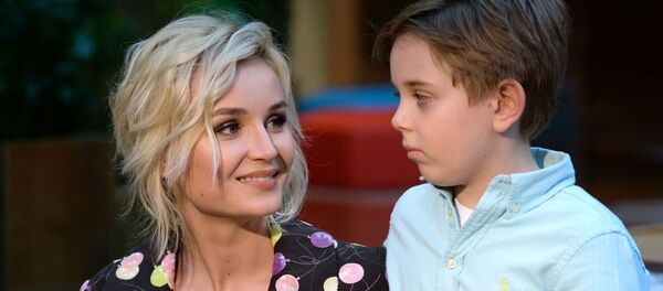 Певица Полина Гагарина с сыном Андреем на премьера фильма Одной левой в Москве - اسپوتنیک افغانستان  