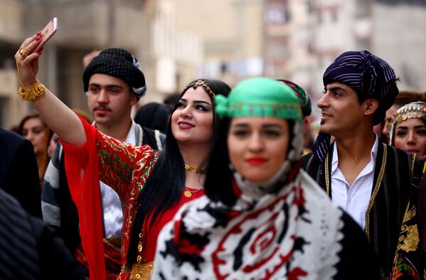 مدل های کُرد-سوری در نمایش لباس ملی کُردها در شهر القامشلی - اسپوتنیک افغانستان  