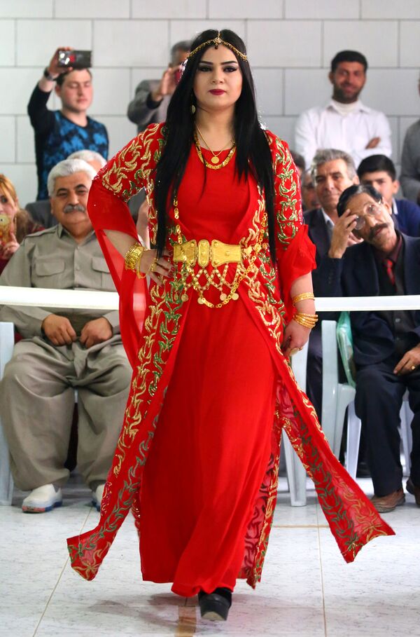 مدل کُرد-سوری در نمایش لباس ملی کُردها در شهر القامشلی - اسپوتنیک افغانستان  