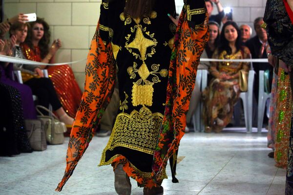 مدل کُرد-سوری در نمایش لباس ملی کُردها در شهر القامشلی - اسپوتنیک افغانستان  
