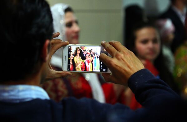 بیننده نمایش لباس ملی کُردها در شهر القامشلی در سوریه - اسپوتنیک افغانستان  