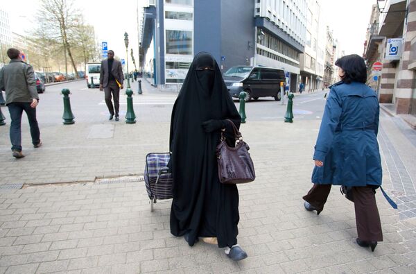 زن مسلمان در یکی از سرک‌های بروکسل - اسپوتنیک افغانستان  