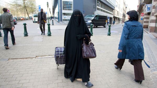 Мусульманская женщина в никабе на улице Брюсселя - اسپوتنیک افغانستان  