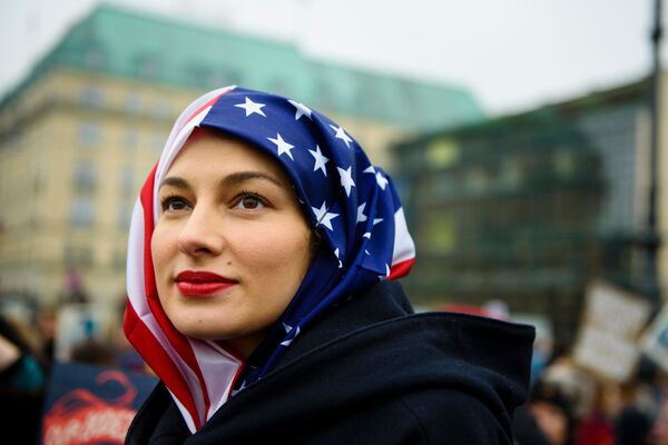 زنی که در جریات اعتراضات از بیرق امریکا به عنوان حجاب استفاده کرده است - اسپوتنیک افغانستان  