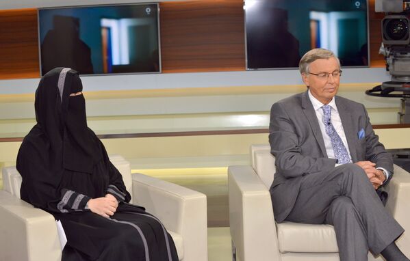 زنی که از گروه کمیته مرکزی اسلامی سوئیس نمایندگی می‌کند در برنامه تلویزیونی آلمان - اسپوتنیک افغانستان  