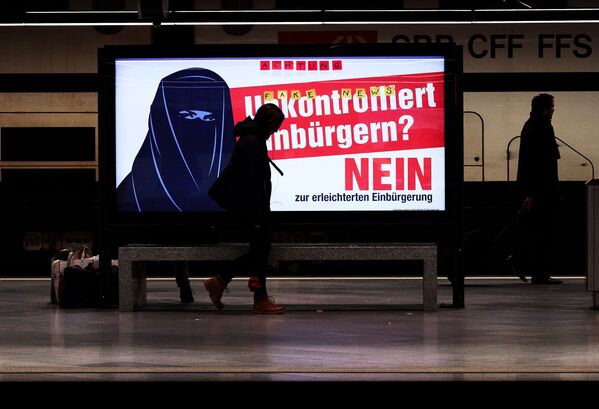 لوحه تبلیغاتی ماقبل انتخابات با یک زن باحجاب در یکی از سرک‌های زوریخ - اسپوتنیک افغانستان  