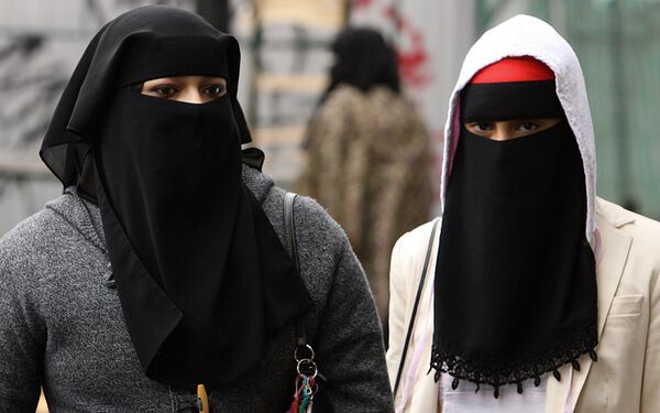 دختران مسلمان در یکی از سرک‌های لندن - اسپوتنیک افغانستان  