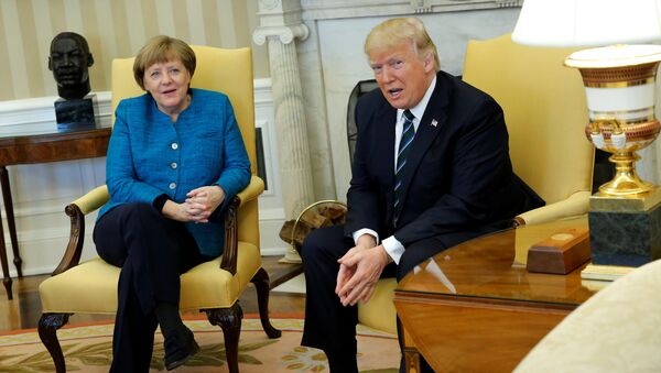 U.S. President Donald Trump and Germany's Chancellor Angela Merkel watch as reporters enter the room before their meeting in the Oval Office at the White House in Washington, U.S. March 17, 2017 - اسپوتنیک افغانستان  