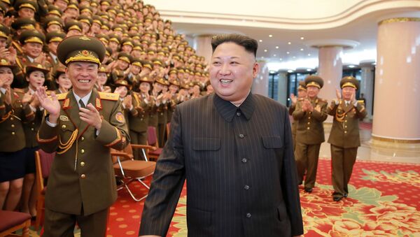 Северокорейский лидер Ким Чен Ын на представлении в честь 70-летия Государственного заслуженного хора в Народном театре, Пхеньян - اسپوتنیک افغانستان  
