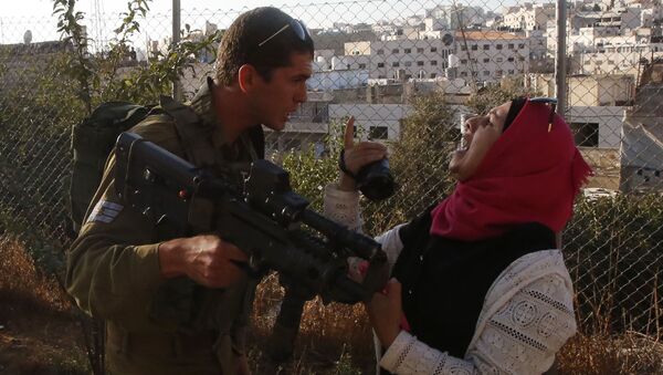 دختر فلسطینی سرباز اسرائیلی را محکم سیلی زد - اسپوتنیک افغانستان  
