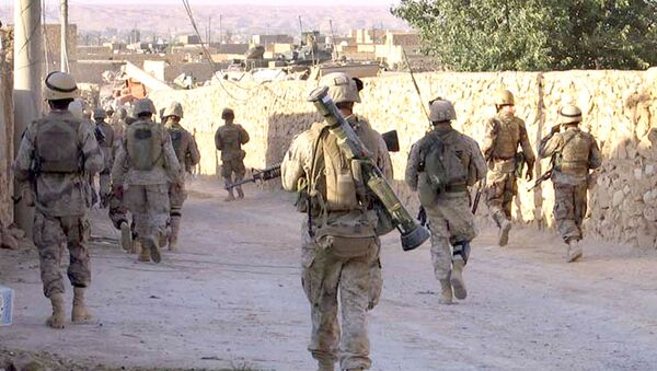 A picture released by the US Marines shows Marines from 3rd Battalion, 2nd Marine Regiment (3/2) and Iraqi Special Forces patrolling a street in the city of Karabilah, near Iraq's northwestern border with Syria (file) - اسپوتنیک افغانستان  