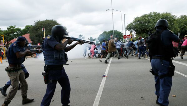 South African riot policemen fire rubber bullets to disperse Somali and foreign nationals clashing with South African nationals during a protest march against illegal immigrants on February 24, 2017 in Pretoria, South Africa. - اسپوتنیک افغانستان  