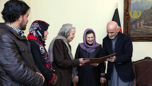 رئیس جمهور غنی به یک خانم امریکایی تابعیت افغانی اعطا کرد - اسپوتنیک افغانستان  