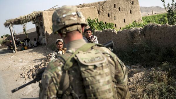 A US soldier patrols near Kandahar Airfield on June 3, 2014 - اسپوتنیک افغانستان  
