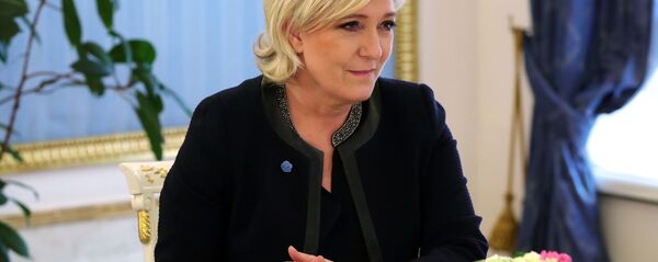 Лидер политической партии Франции Национальный фронт, кандидат в президенты Франции Марин Ле Пен во время встречи с президентом РФ Владимиром Путиным - اسپوتنیک افغانستان  