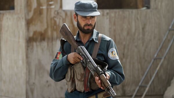 Афганский полицейский стоит на контрольно-пропускном пункте в Кандагаре - اسپوتنیک افغانستان  