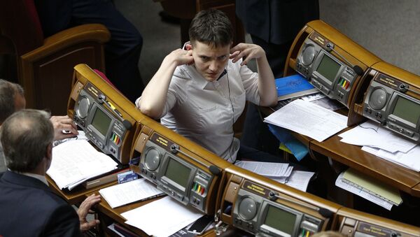 Украинская военнослужащая Надежда Савченко на заседании парламента в Киеве - اسپوتنیک افغانستان  