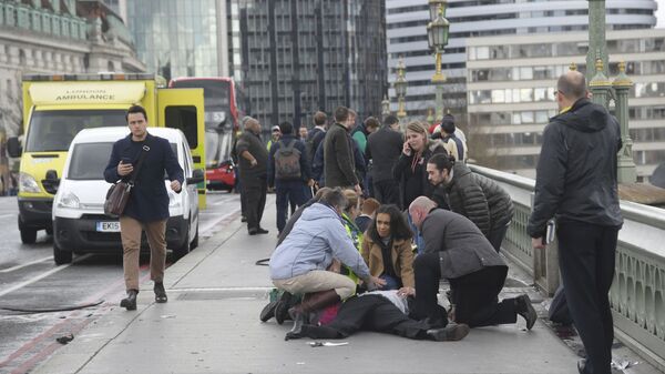 Оказание помощи человеку, раненному в результате наезда автомобиля на прохожих в Лондоне - اسپوتنیک افغانستان  