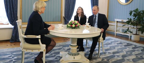 Лидер политической партии Франции Национальный фронт, кандидат в президенты Франции Марин Ле Пен  и президент РФ Владимир Путин во время встречи Лидер политической партии Франции Национальный фронт, кандидат в президенты Франции Марин Ле Пен  и президент РФ Владимир Путин во время встречи - اسپوتنیک افغانستان