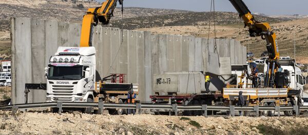 Строительство новой секции разделительной стены на Западном берегу реки Иордан Строительство новой секции разделительной стены на Западном берегу реки Иордан - اسپوتنیک افغانستان