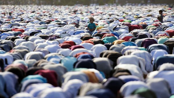مراسم نمازگزاری صد ها مسلمان در جاده های پاریس - اسپوتنیک افغانستان  