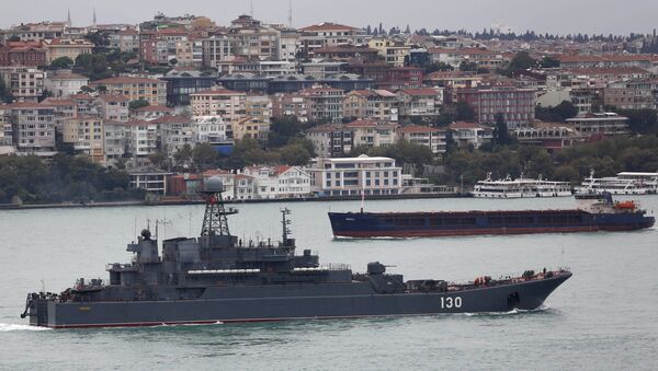 Russian Navy's large landing ship Korolev sails in the Bosphorus, on its way to the Mediterranean Sea, in Istanbul, Turkey, October 1, 2015 - اسپوتنیک افغانستان  