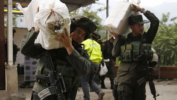 Counter narcotics police carry bags containing cocaine seized in Chinacota, near Colombia's northeastern border with Venezuela (File) - اسپوتنیک افغانستان  
