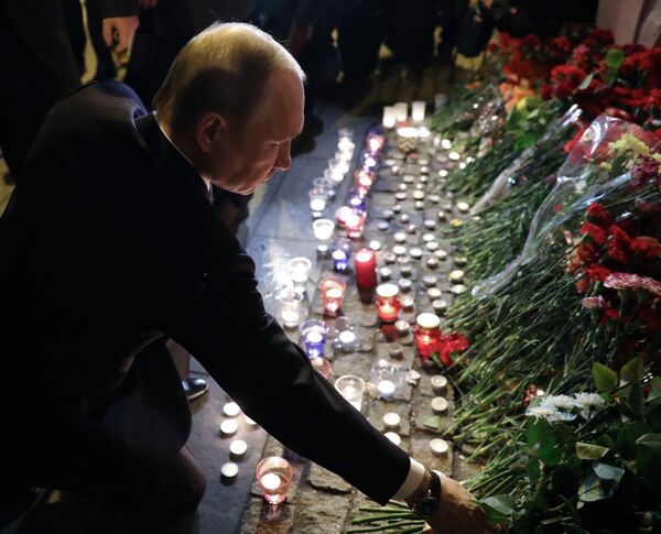 ولادیمیر پوتنن ریس جمهور روسیه در مراسم یاد بود از کشته شدگان پترزبورگ - اسپوتنیک افغانستان  