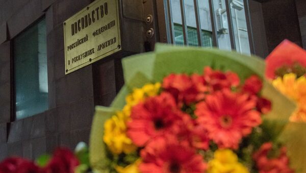 Цветы у посольства РФ в Ереване в память о погибших в результате взрыва в метрополитене Санкт-Петербурга - اسپوتنیک افغانستان  