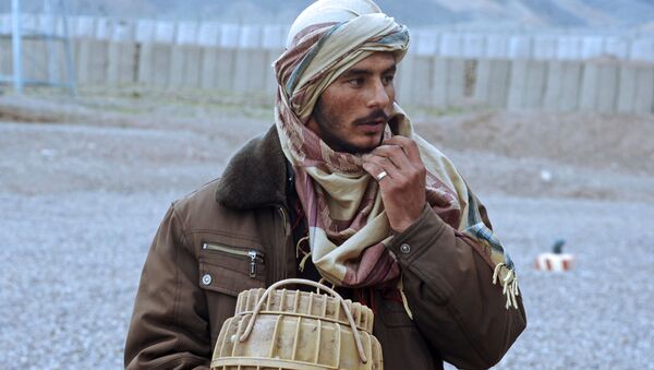 Бывший член движения Талибан с фугасом в руках. Архивное фото - اسپوتنیک افغانستان  