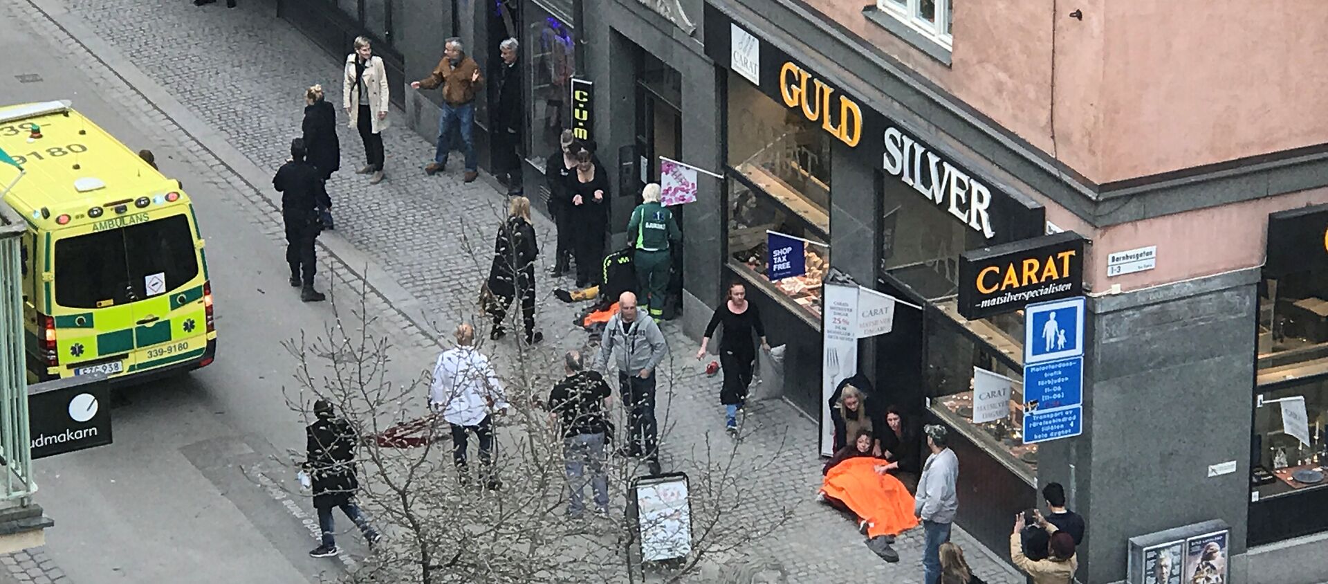 Ambulance in a street near the site were a truck was driven into a crowd in central Stockholm, Sweden - اسپوتنیک افغانستان  , 1920, 28.09.2021