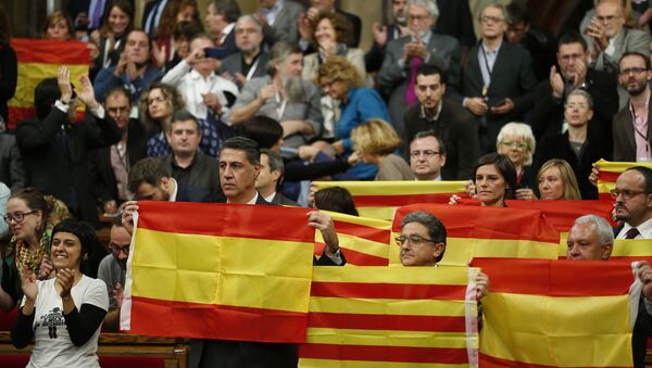 Флаги Испании и Каталонии на парламентской сессии в Барселоне - اسپوتنیک افغانستان  