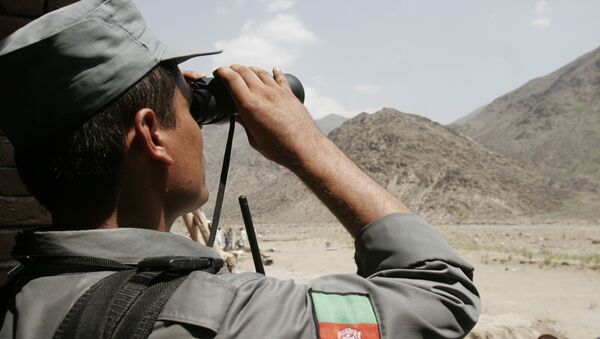 Афганский полицейский смотрит в бинокль во время поисковой операции в провинции Нангархар, Афганистан - اسپوتنیک افغانستان  