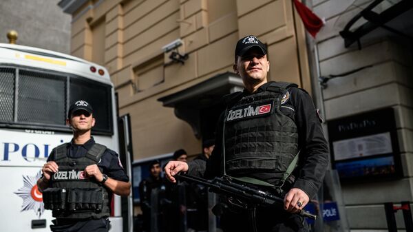 Турецкие полицейские около здания российского консульства в Стамбуле - اسپوتنیک افغانستان  