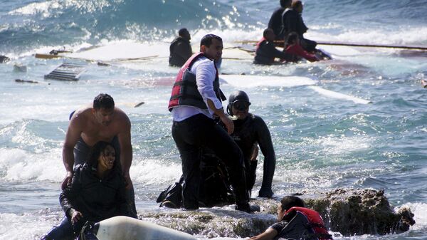 Члены греческой береговой охраны спасают мигрантов, пытавшихся доплыть до Греции, у острова Родос - اسپوتنیک افغانستان  