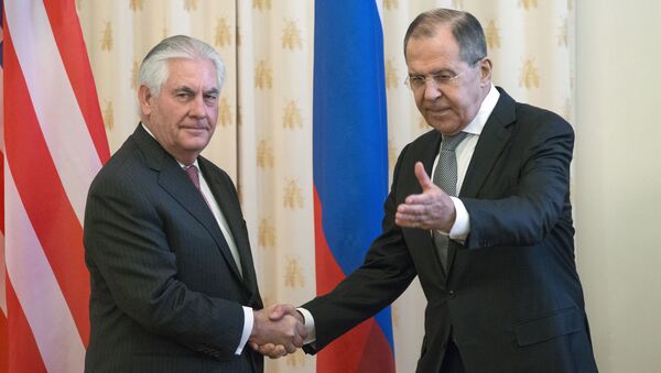US Secretary of State Rex Tillerson and Russian Foreign Minister Sergey Lavrov, shakes hands prior to their talks in Moscow, Russia, Thursday, April 12, 2017 - اسپوتنیک افغانستان  