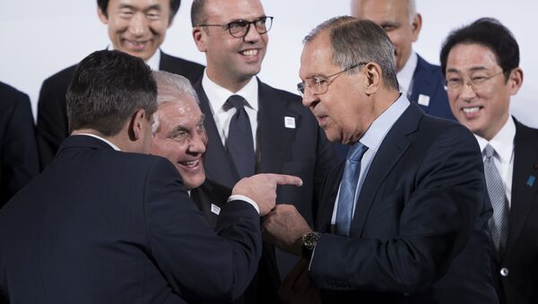 Госсекретарь США Рекс Тиллерсон и глава МИД России Сергей Лавров во время переговоров - اسپوتنیک افغانستان  