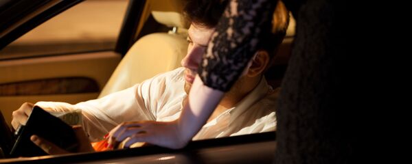 Женщина , занимающаяся проституцией, и ее клиент в автомобиле - اسپوتنیک افغانستان  