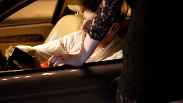Женщина , занимающаяся проституцией, и ее клиент в автомобиле - اسپوتنیک افغانستان  