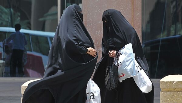 Женщины из Саудовской Аравии спорят перед торговым центром в столице страны Эр-Рияде - اسپوتنیک افغانستان  